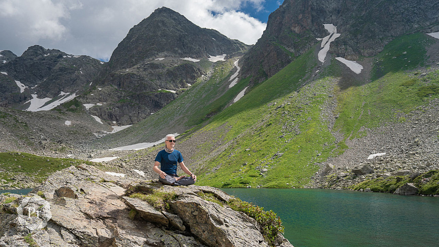 mountain pranayama in Siddhasana pose