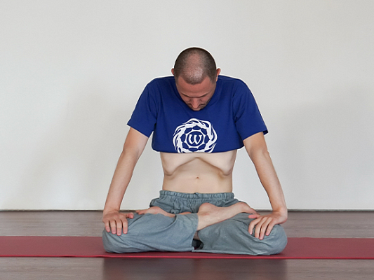 Uddiyana bandha for beginners: step-by-step instructions with photos