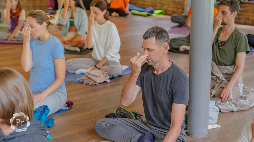 Chandra Bhedana Pranayama in a group