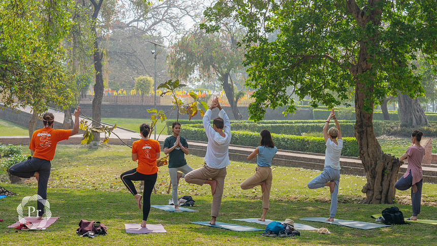 asanas outdoors photo